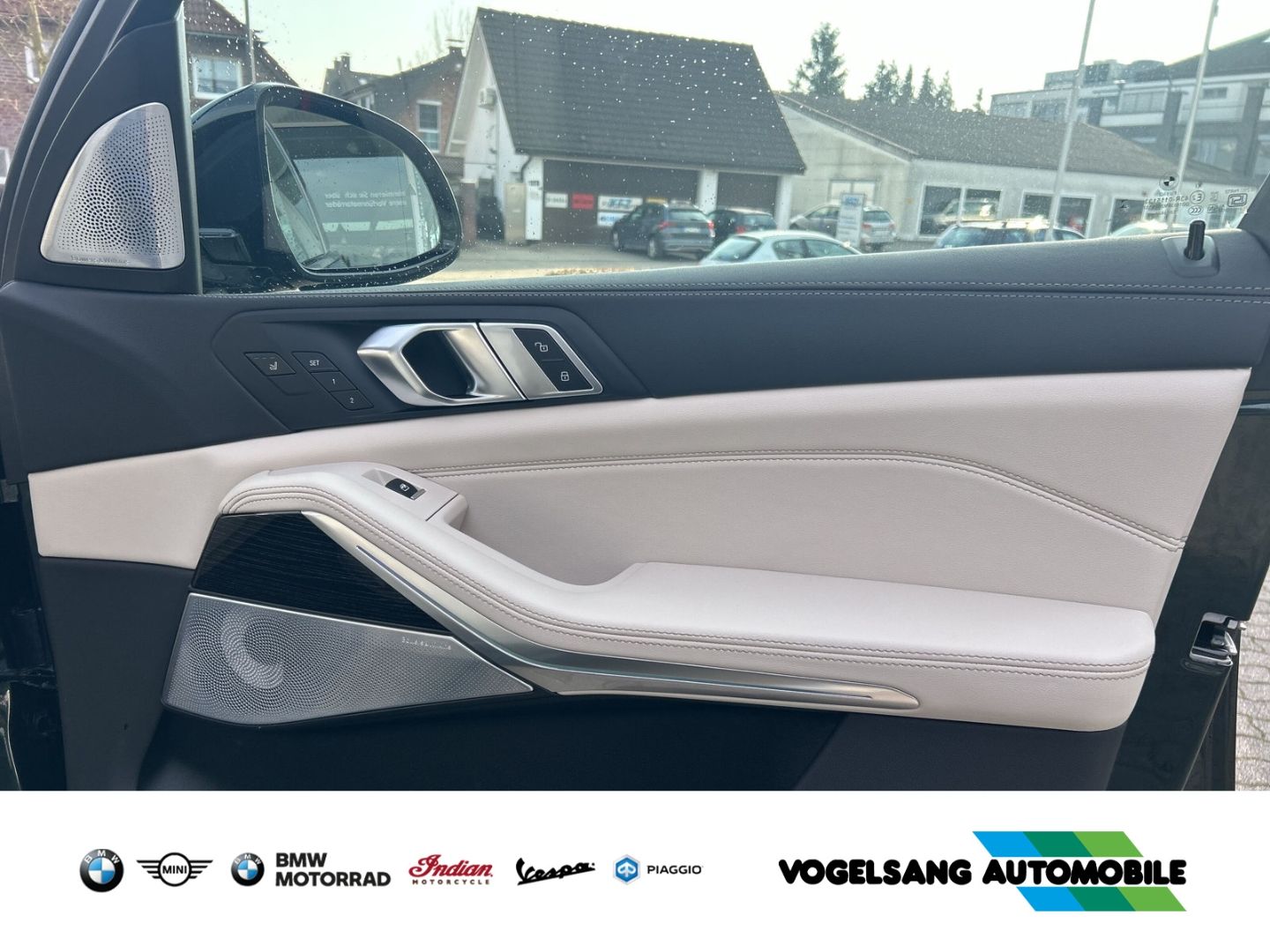 Fahrzeugabbildung BMW X5 xDrive50e M Sport Pro Park-Assistent Pano AHK
