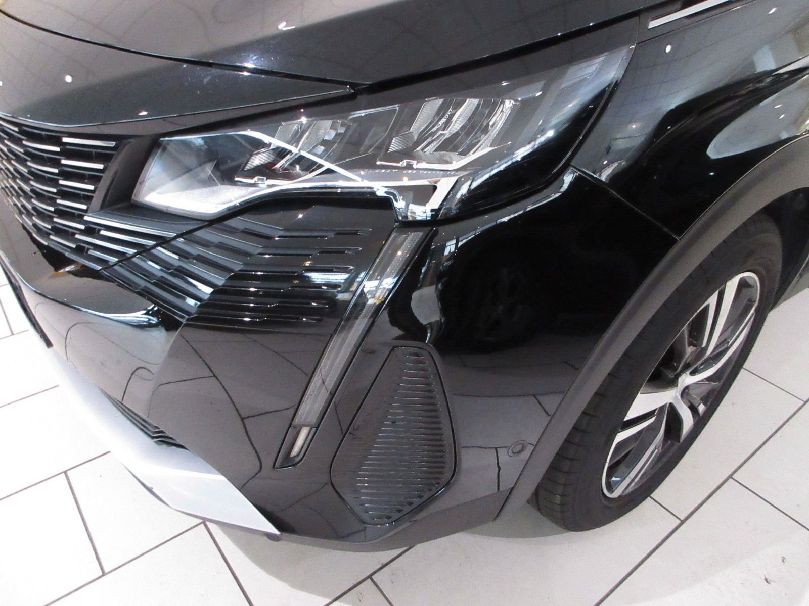 Fahrzeugabbildung Peugeot 5008 Allure Pack 1.5D LED/NAVI/AHK/PDC/R´CAM