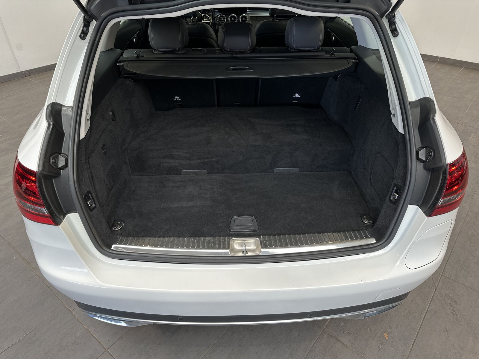 Fahrzeugabbildung Mercedes-Benz C 300de T Avantgarde NAV+LED+KAM+CARPLAY+18ZO+PP