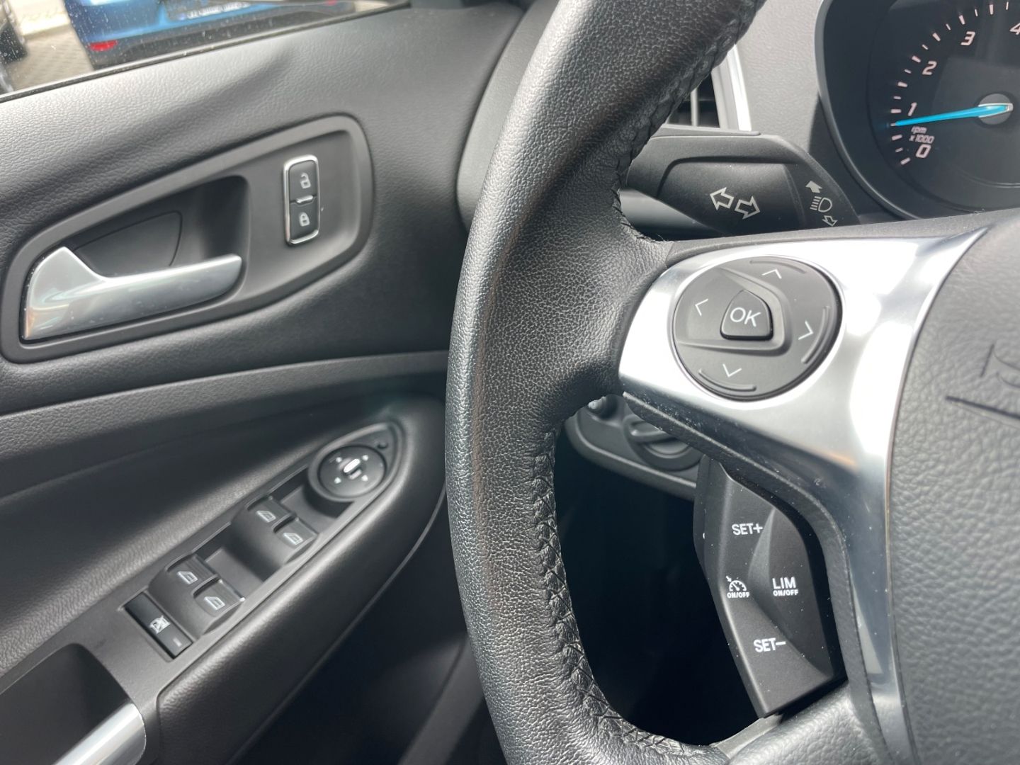Fahrzeugabbildung Ford Kuga Titanium Klima PDC Navi SHZ heizbWSS Kamera