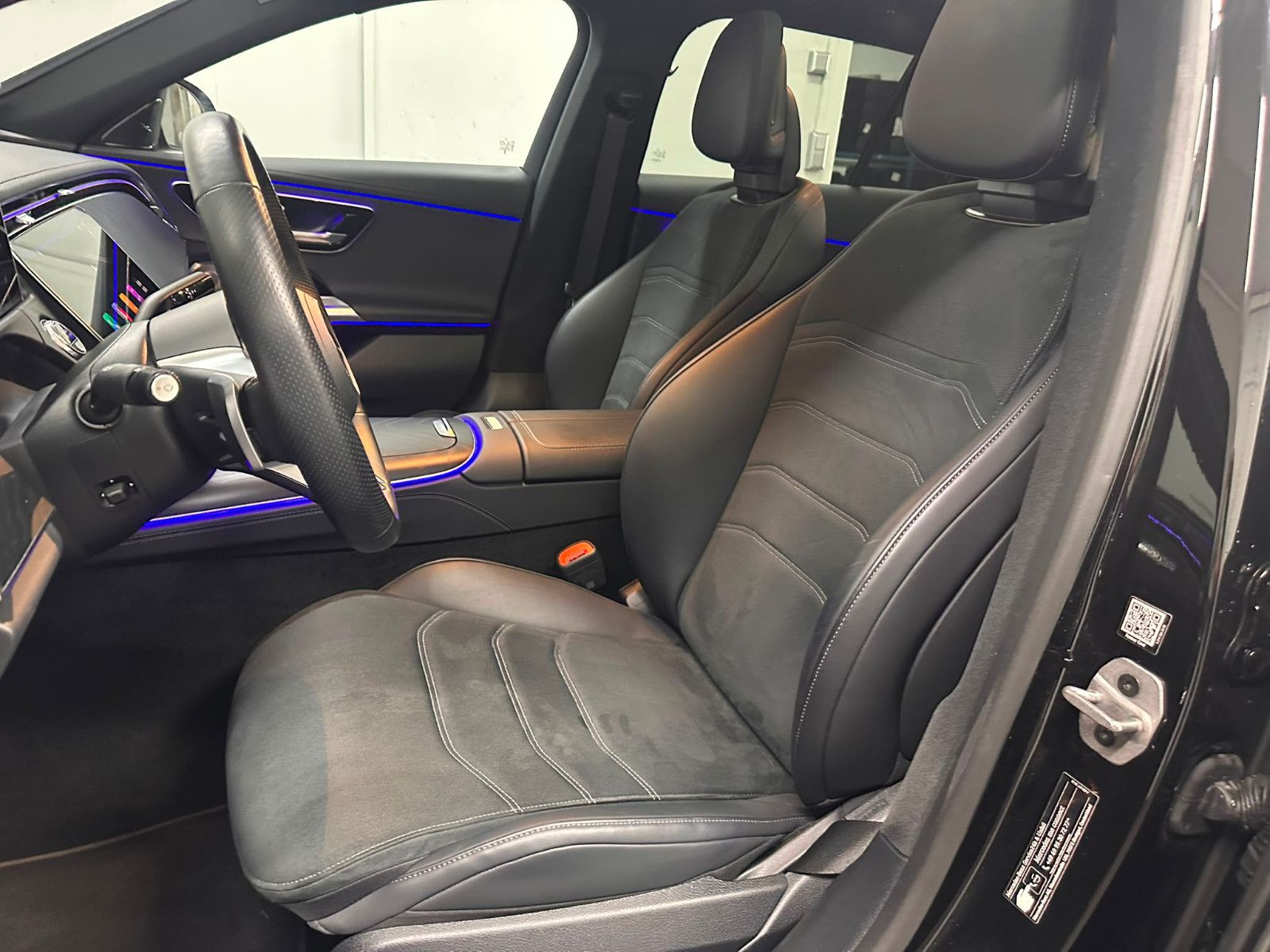 Fahrzeugabbildung Mercedes-Benz E 220 d 4MATIC T *AMG-LINE ADVANCED*PANO*KEYGO*