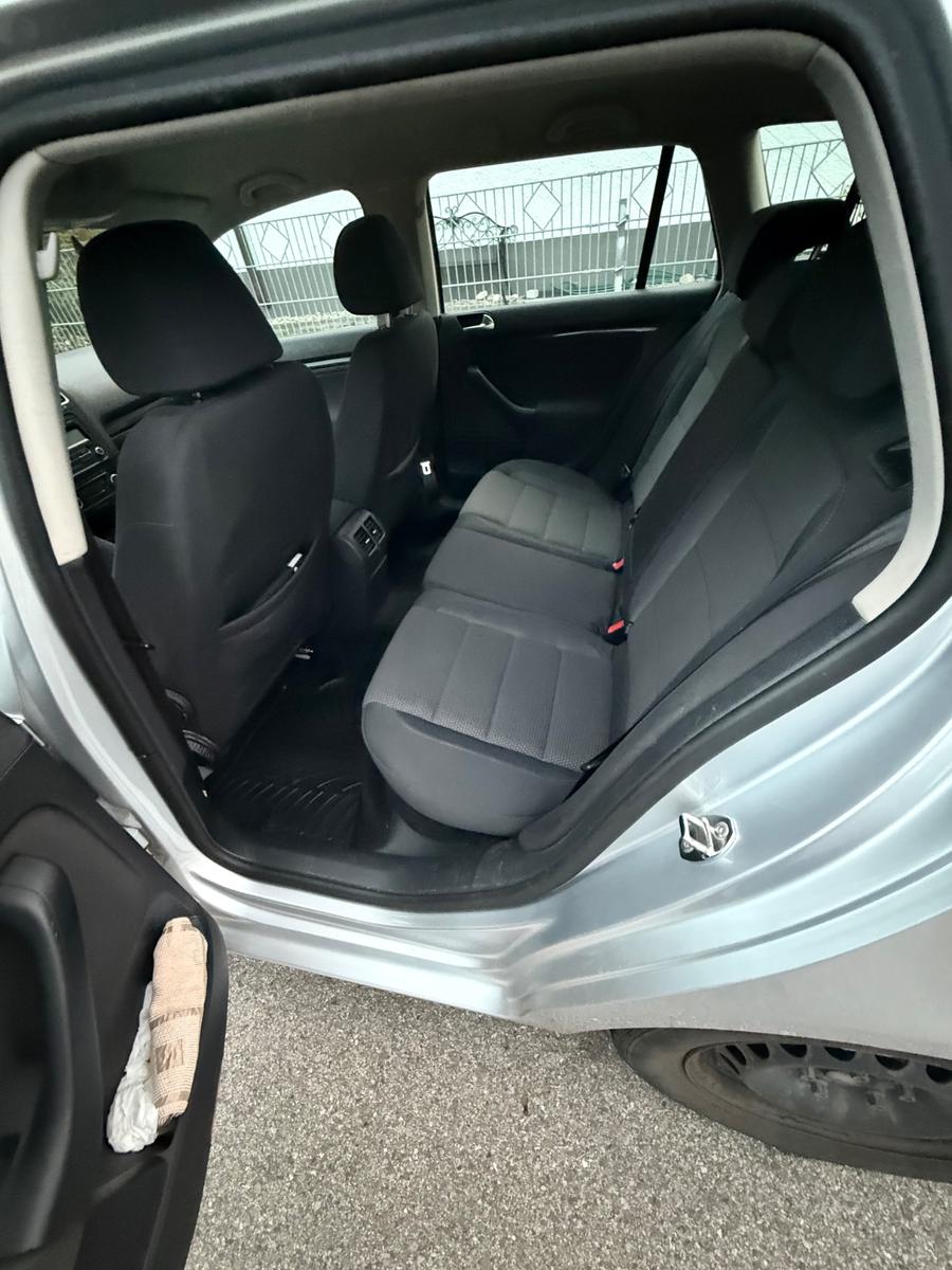 Volkswagen Golf 2010 — interior