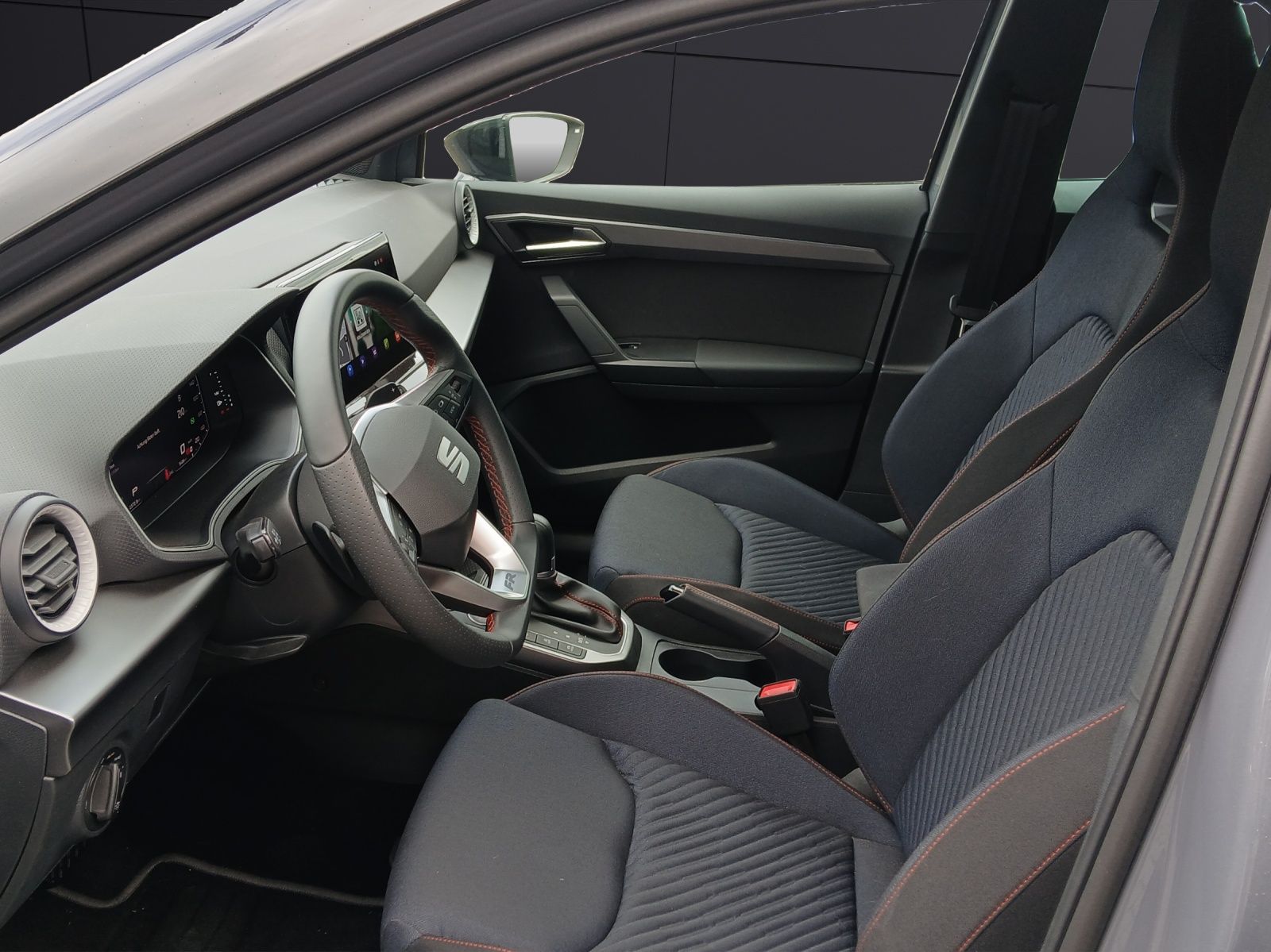Fahrzeugabbildung SEAT Arona TSI FR Black Edition DSG LED Navi AID ACC