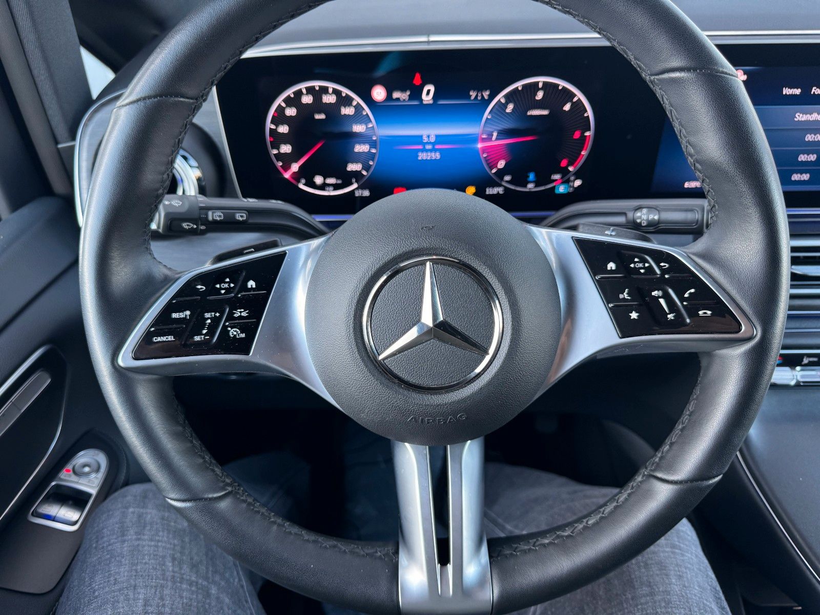 Fahrzeugabbildung Mercedes-Benz V 300 d 4MATIC AVA Extral AHK DISTRONIC Standh