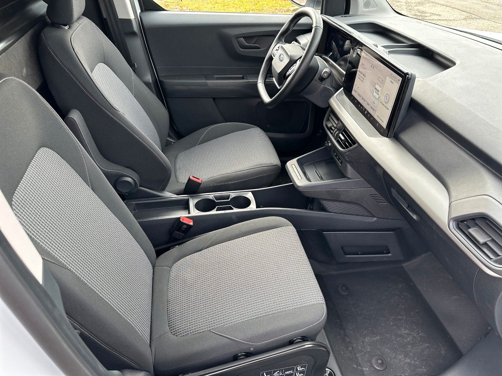 Fahrzeugabbildung Ford Transit Courier Trend BEV, Winter-Paket, PDC