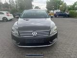 Volkswagen Passat Lim. Comfortline BlueMotion - Volkswagen Passat aus 2012 mit Diesel-Antrieb: Limousine