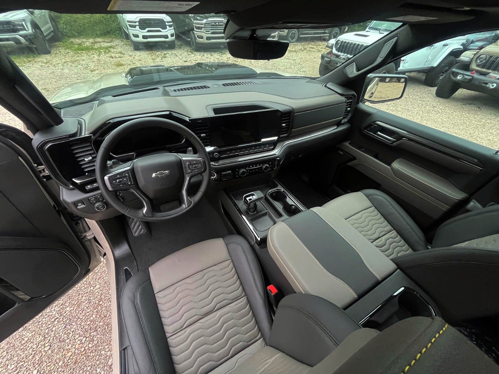 Vehicle photo 12
