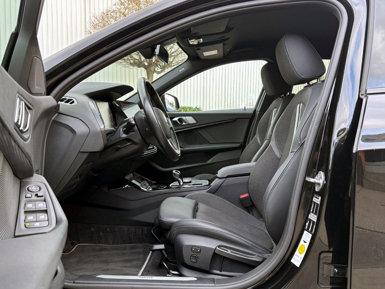 Fahrzeugabbildung BMW 120d Steptronic Sport-Line LED SHZ TEMP NAV PDC