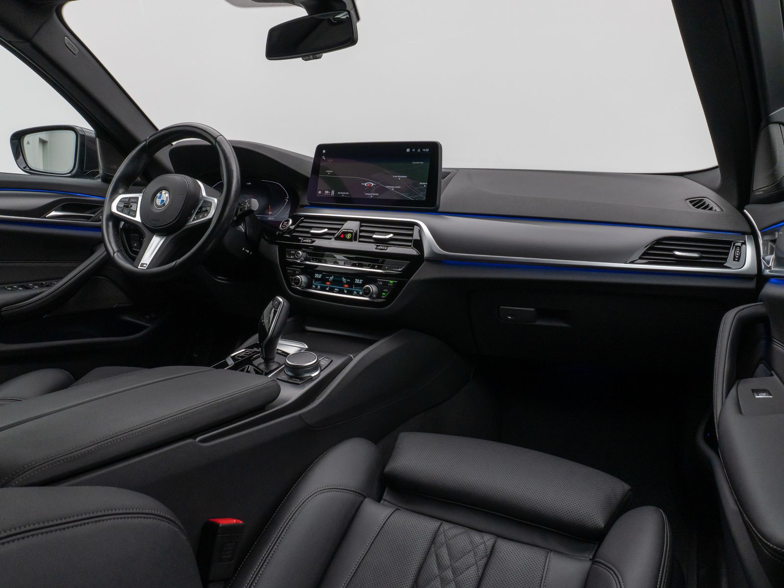 Fahrzeugabbildung BMW 530d xD M Sport Kamera HUD DAB H/K Komfort Alarm