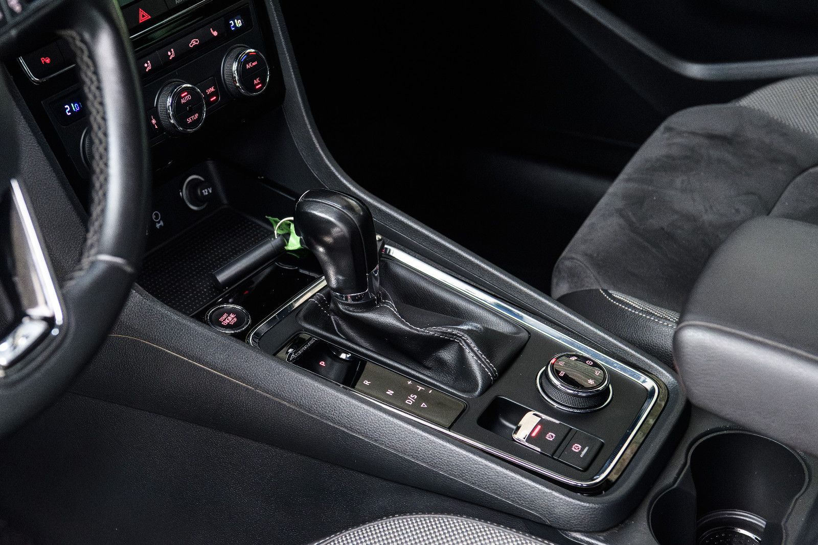 Fahrzeugabbildung SEAT Ateca Xcellence 4Drive +DSG+ Navi + AHK + Kamera