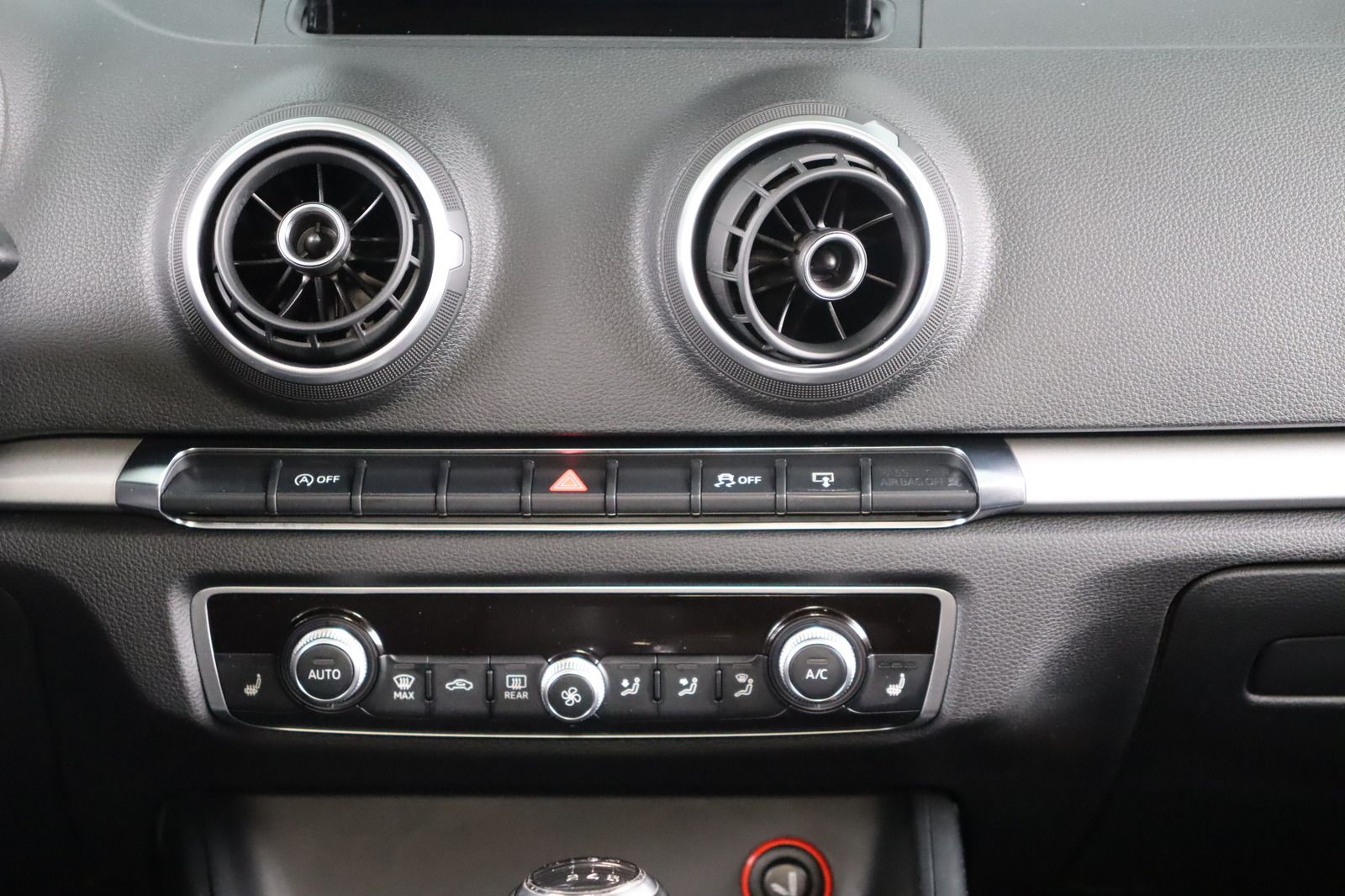 Fahrzeugabbildung Audi A3 1.4 TFSI Ambiente Sportback * Navi * Bi-Xenon