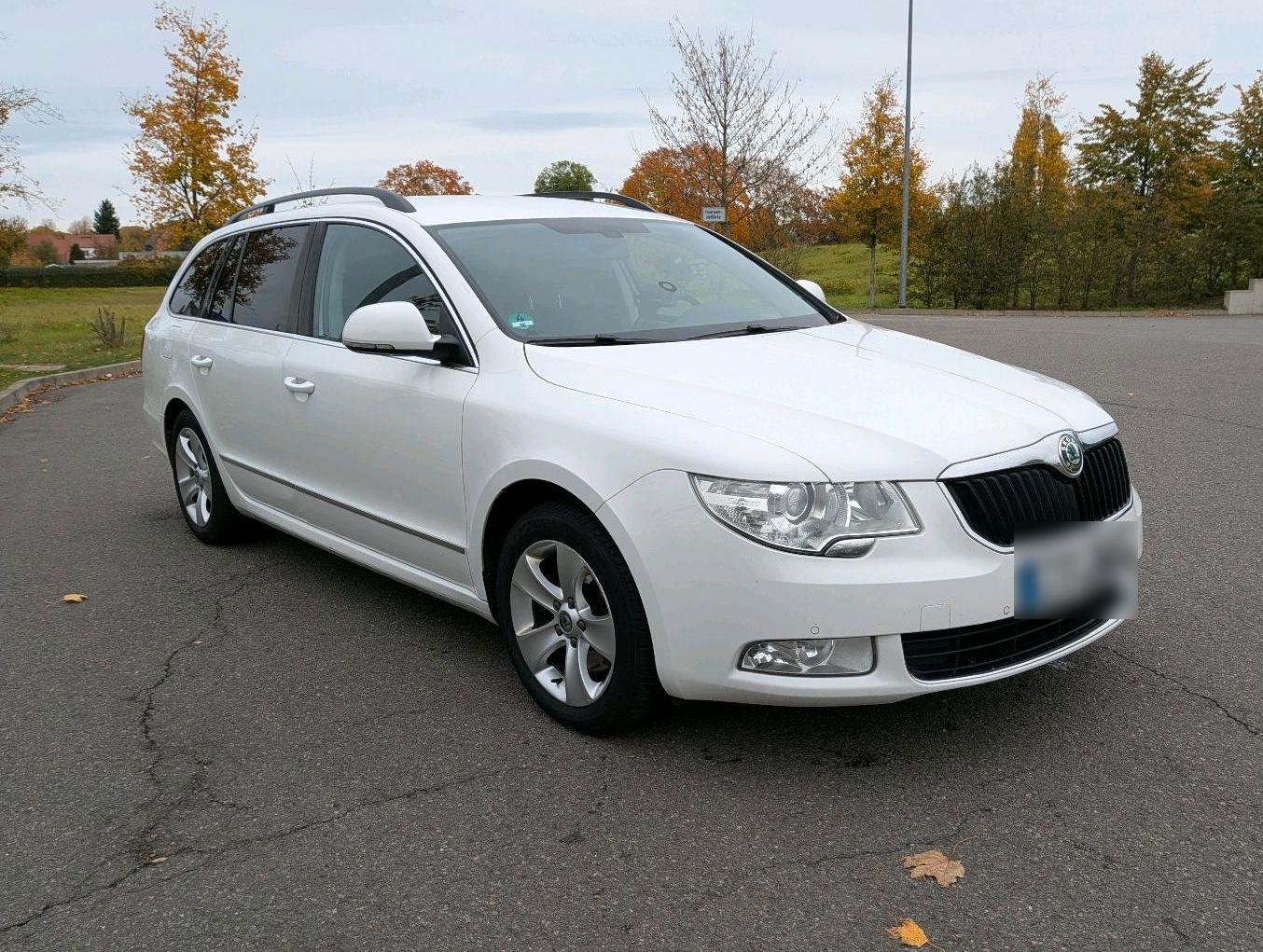 Skoda Superb 2012 — rear view