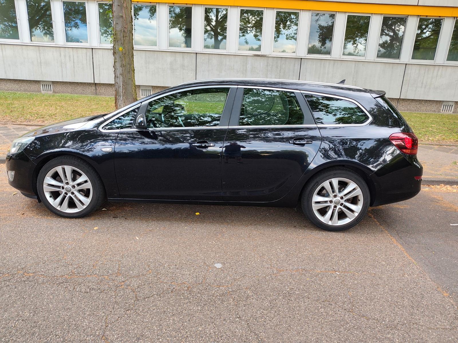 Opel Astra 2010 — rear view