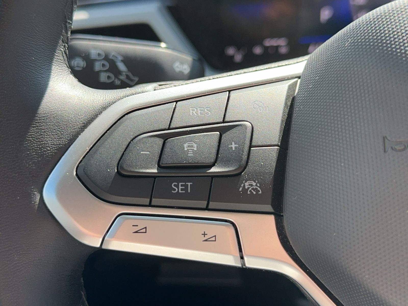 Fahrzeugabbildung Volkswagen Touran 2.0 TDI Move 7-Sitzer DSG Matrix ACC 17"
