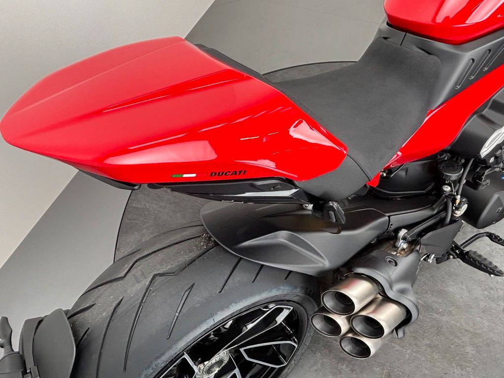Fahrzeugabbildung Ducati DIAVEL V4 *NEUWERTIG *1. HAND