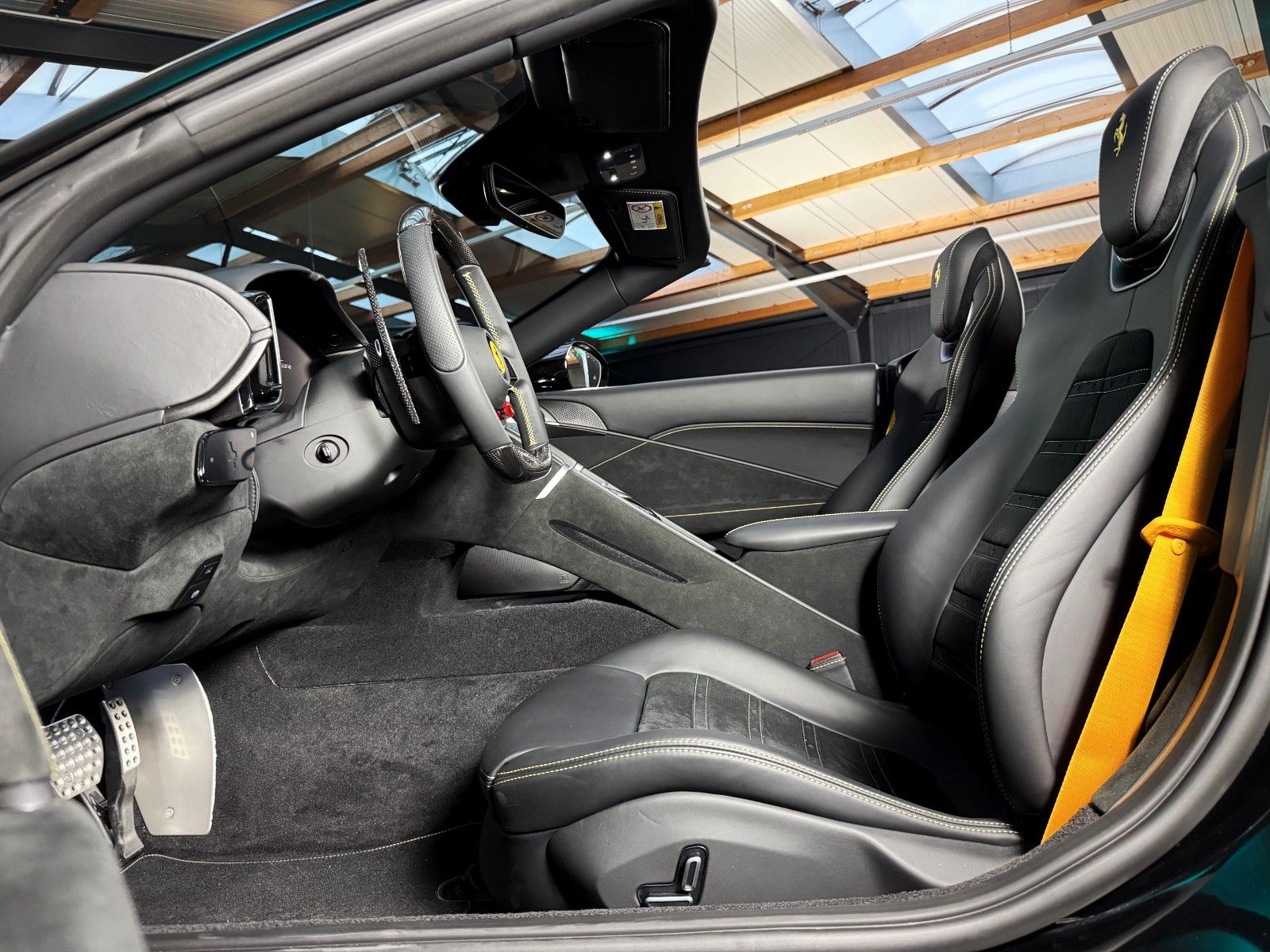 Fahrzeugabbildung Ferrari Roma Spider + Carbon + Daytona + ACC + 360 Grad