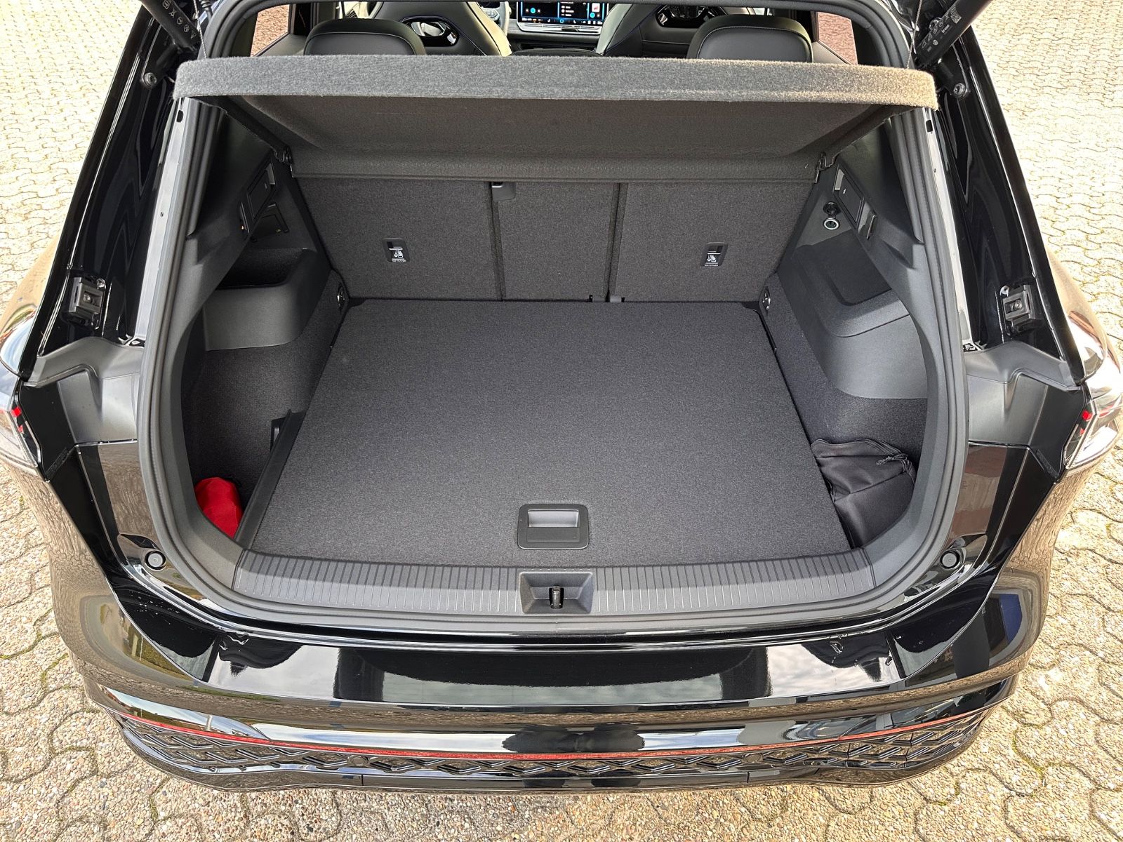 Fahrzeugabbildung Volkswagen Tiguan R-Line 2.0 TDI DSG Black/Pano/Matrix/AHK