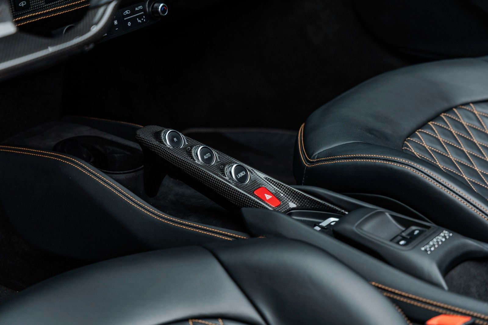 Fahrzeugabbildung Ferrari F8 Spider + Nero Daytona + Carbon + Lift + Garan