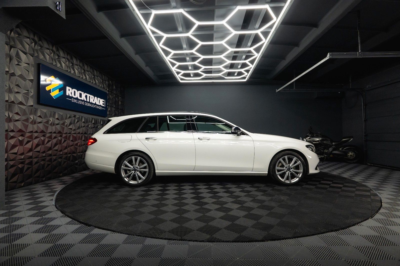 Fahrzeugabbildung Mercedes-Benz E 220d 4Matic Business *LED*Kamera*Scheckheft*