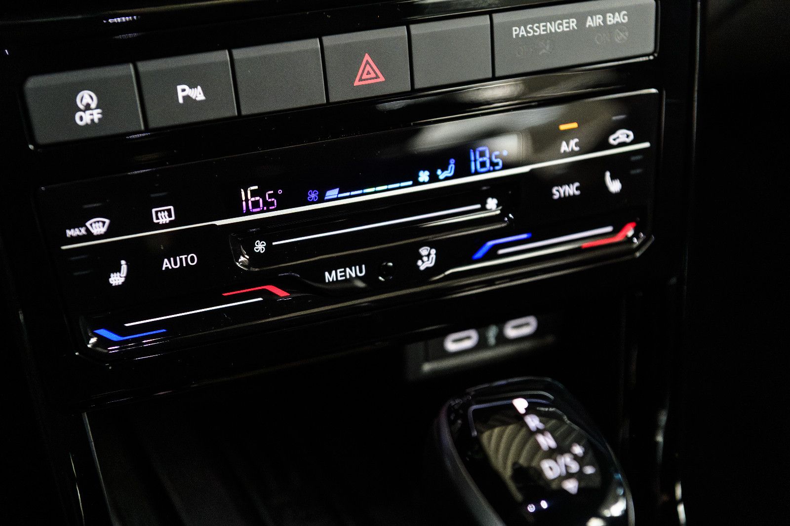 Fahrzeugabbildung Volkswagen T-Cross R-Line 1.5 TSI DSG IQ-LED+AHK+NAV+ACC