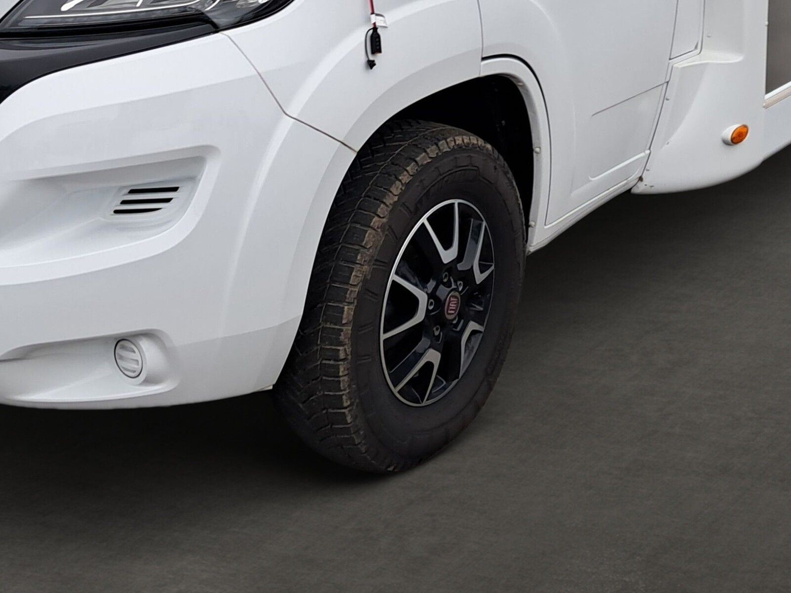 Fahrzeugabbildung Carado T 449 Markise,Sat,Solar,TV,AHK,Allwetterreifen