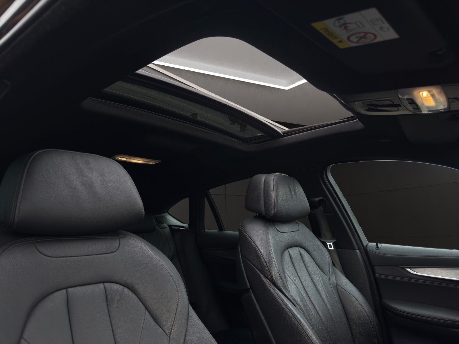 Fahrzeugabbildung BMW X6 xDrive Schiebedach/AHK/360°/M-Paket/H&K