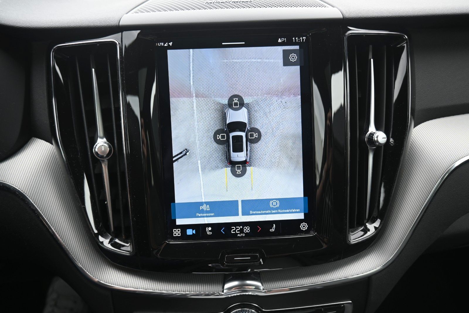 Fahrzeugabbildung Volvo XC60 B4 Benzin FWD Plus Dark*STHZG*360°*ACC*AHK