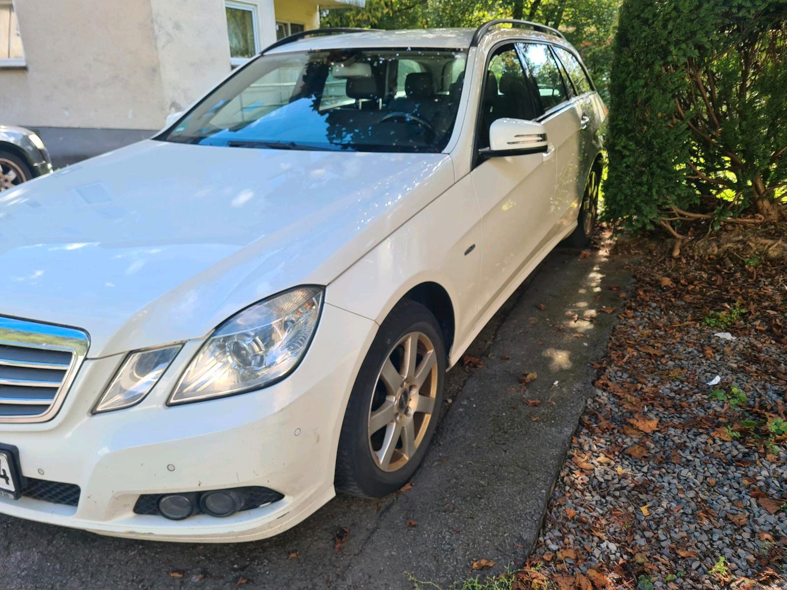 Mercedes-Benz E200 2010 — rear view