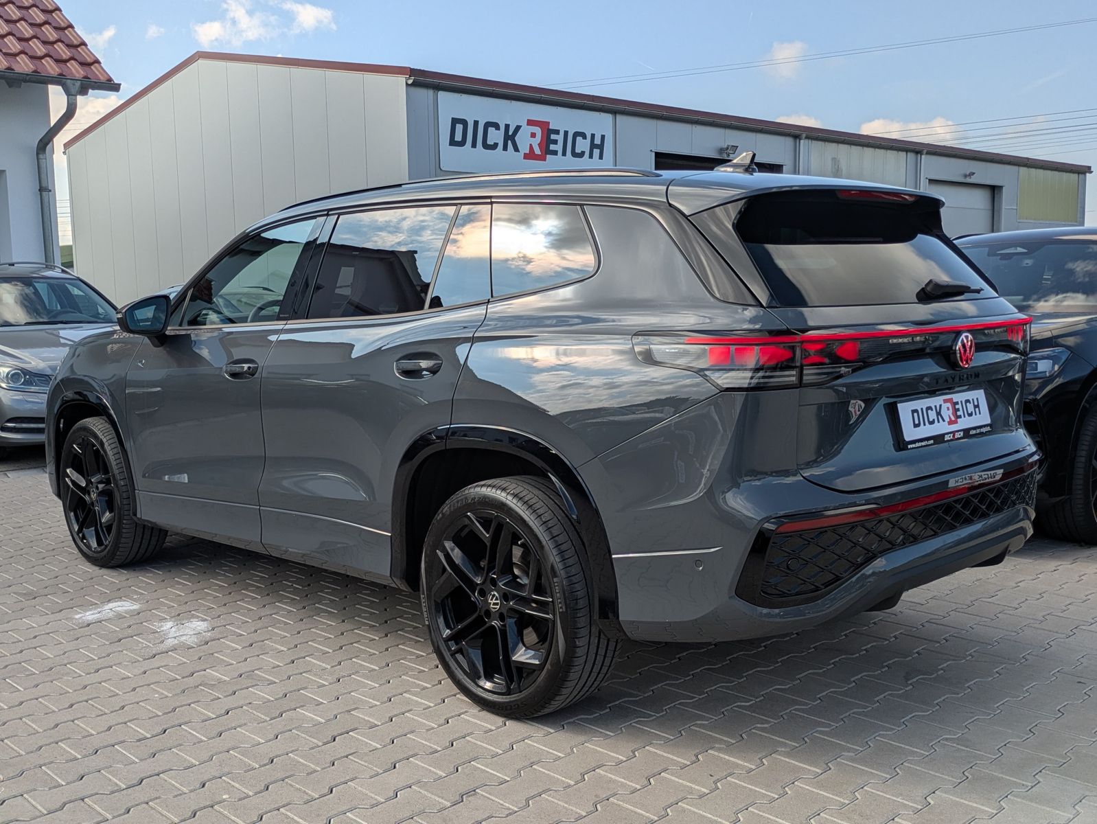 Fahrzeugabbildung Volkswagen Tayron 2.0 TDI 4M R-Line BLACK*7Si*MATRIX*PANO