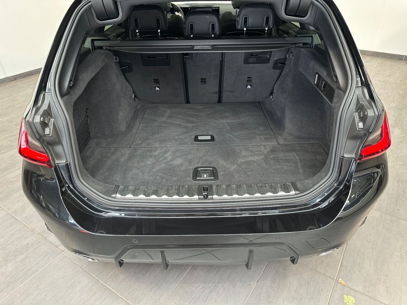 Fahrzeugabbildung BMW 320 i Touring M-Sport NAV+LED+PANO+SHZ+KAM+DAB
