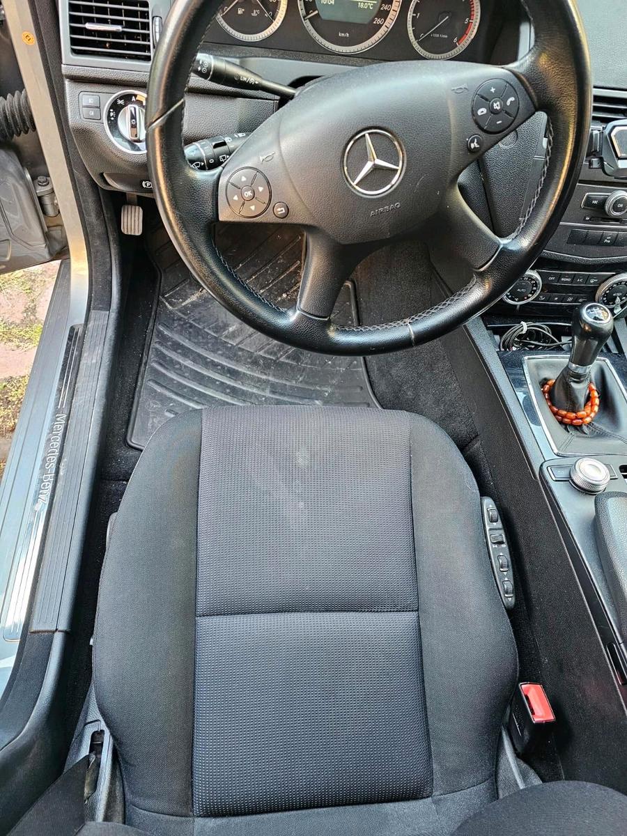 Mercedes-Benz C200 2010 — photo 8