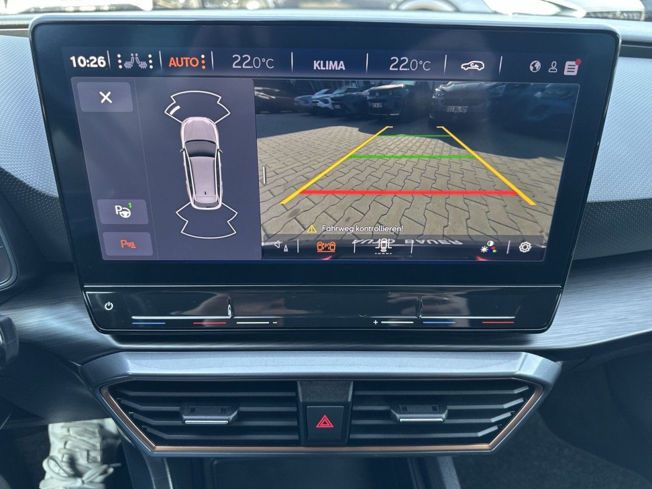 Fahrzeugabbildung CUPRA Leon Sportstourer VZ 2.0 TSI 245 PS 7-Gang-DSG - mit KI generiert/bearbeitet
