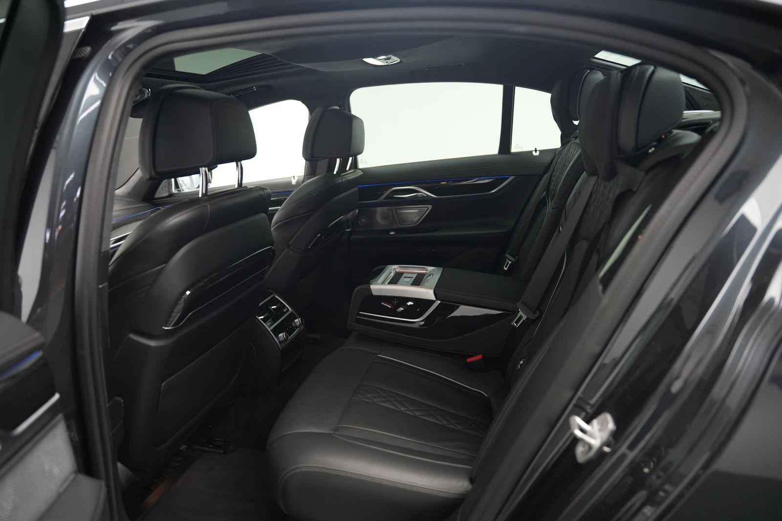 Fahrzeugabbildung BMW 750 750 xDrive*M-Paket*S-Dach*Bowers&Wilkins*HUD