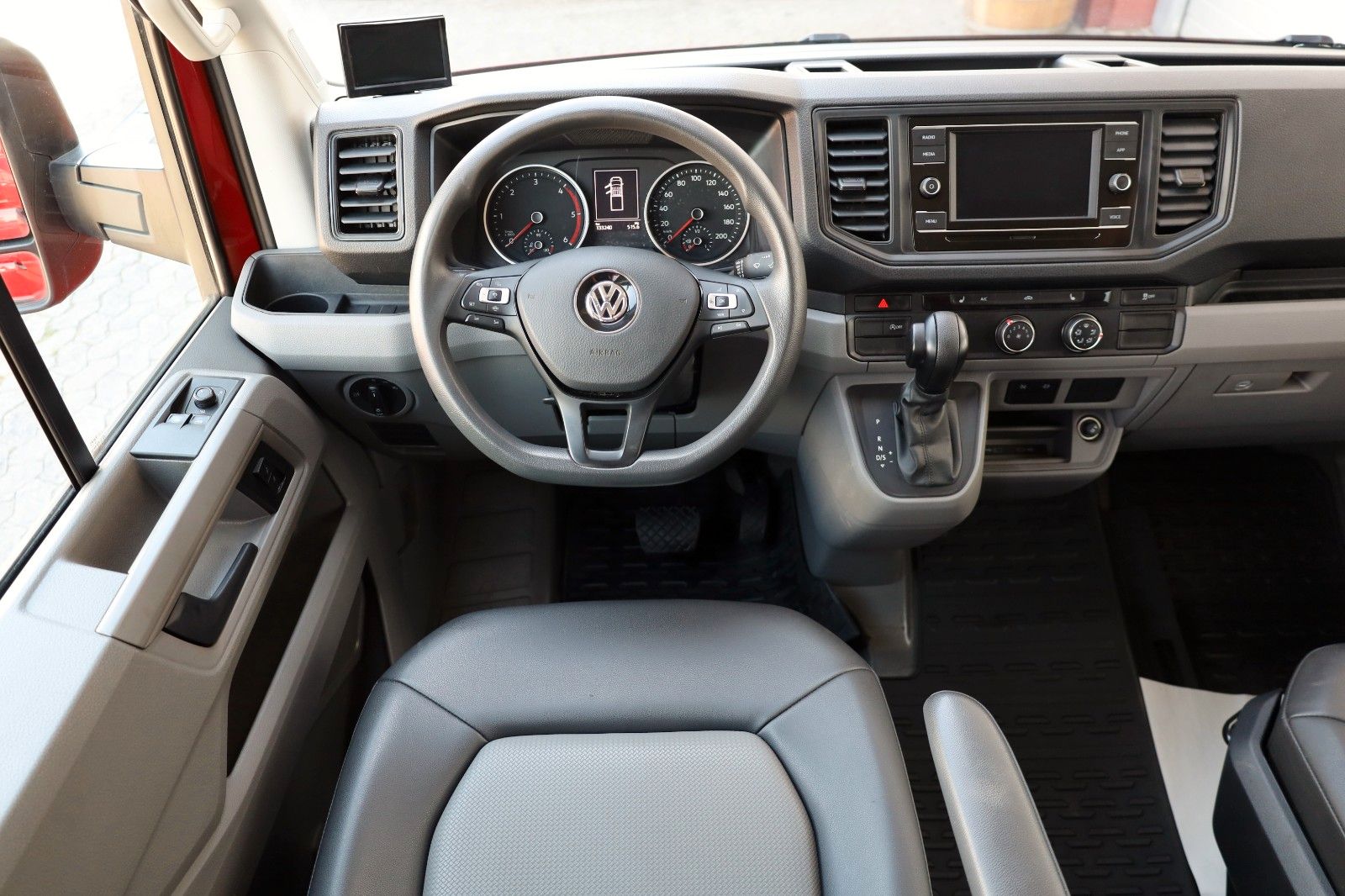 Fahrzeugabbildung Volkswagen Crafter Pritsche 35 DOKA lang 4M Massage,ACC,AHK