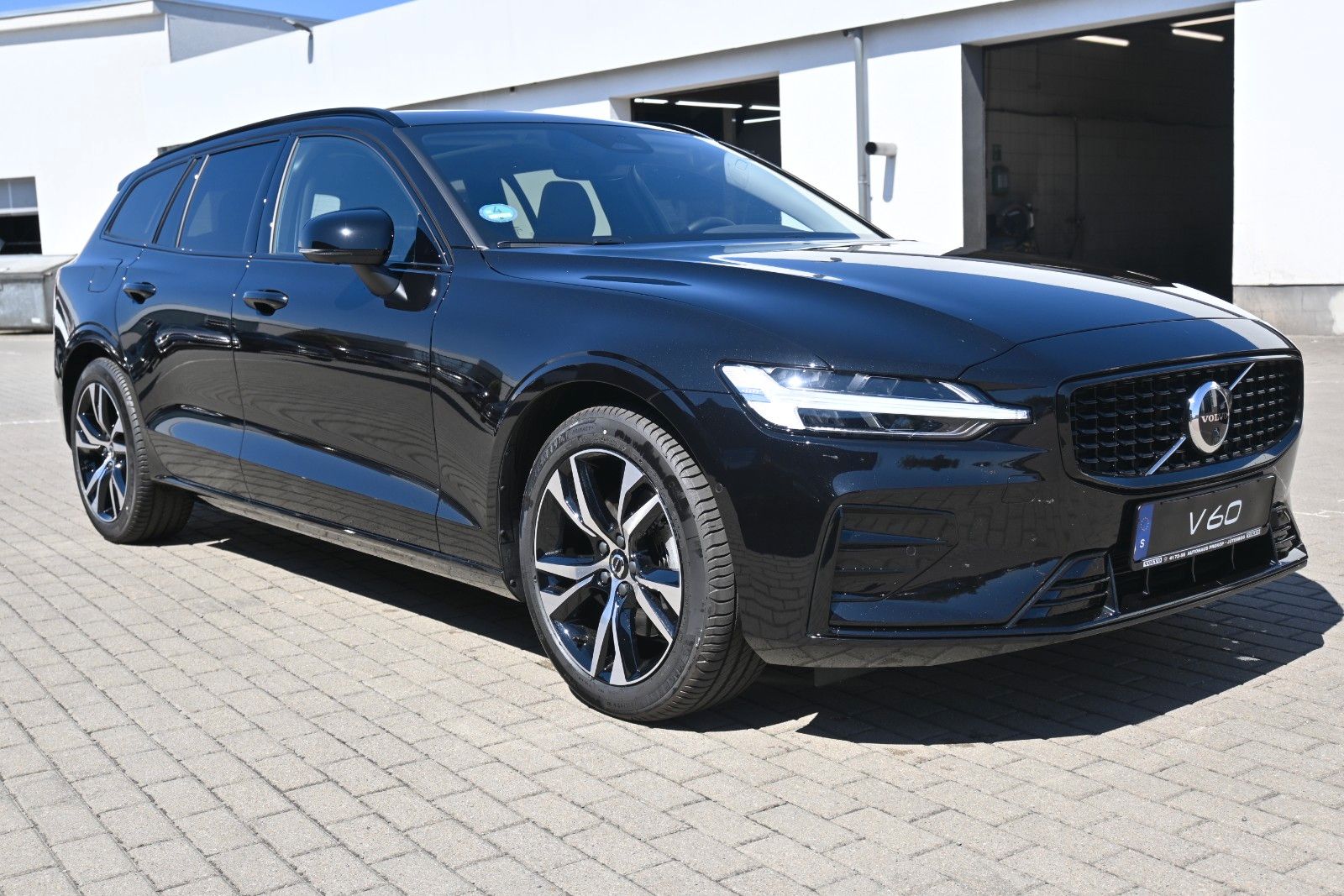 Fahrzeugabbildung Volvo V60 B4 DKG Plus Dark*HuD*PANO*360°*ACC