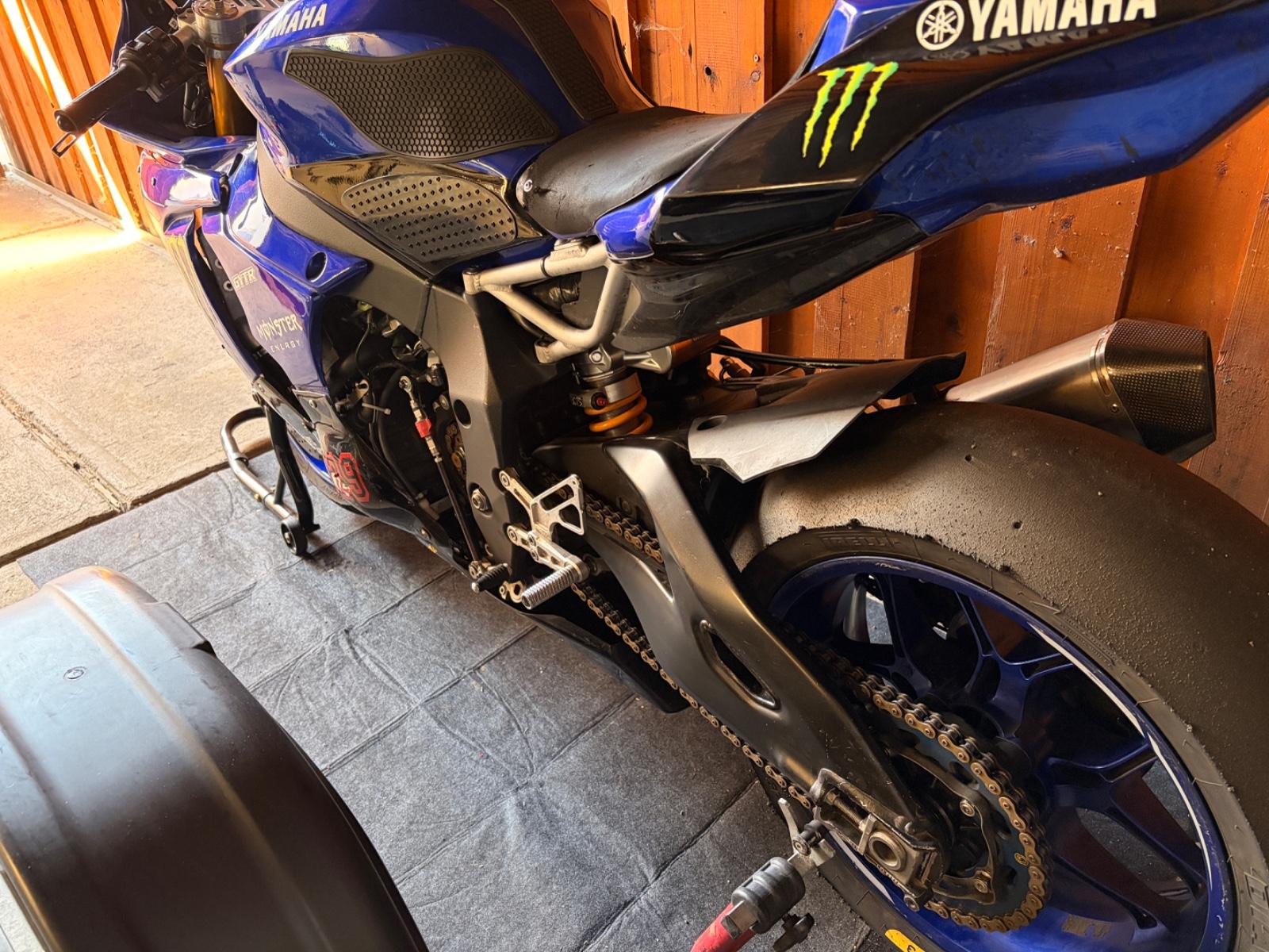 Yamaha R1 RN49 Racebike mit Öhlins Fahrwerk