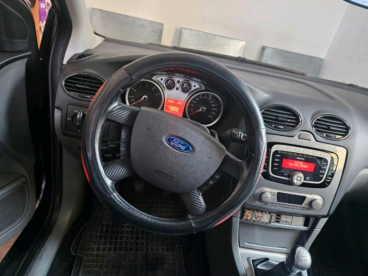 Ford Focus 2010 — photo 7