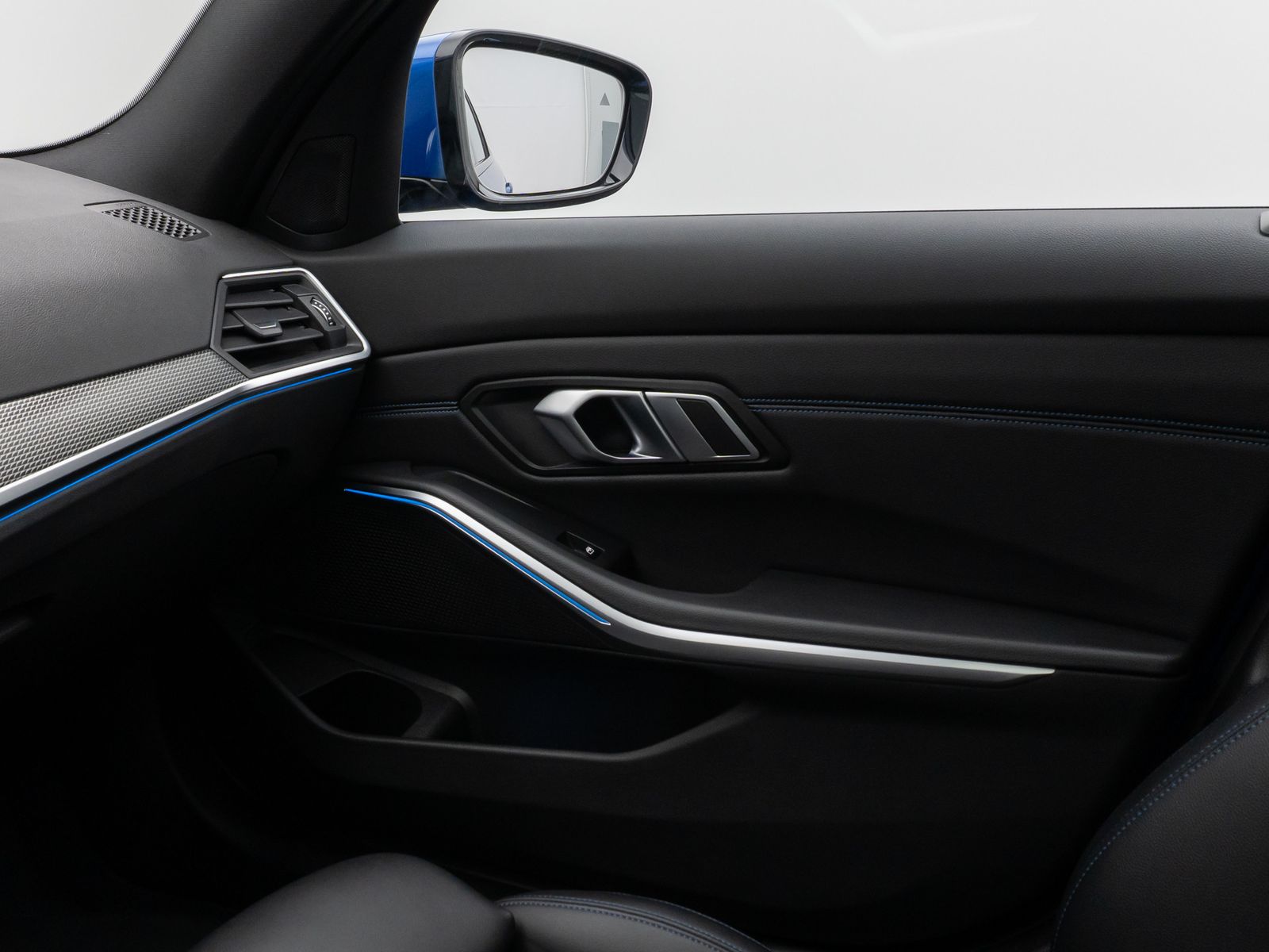 Fahrzeugabbildung BMW 330e  M Sport Panorama Laser Kamera HUD HiFi