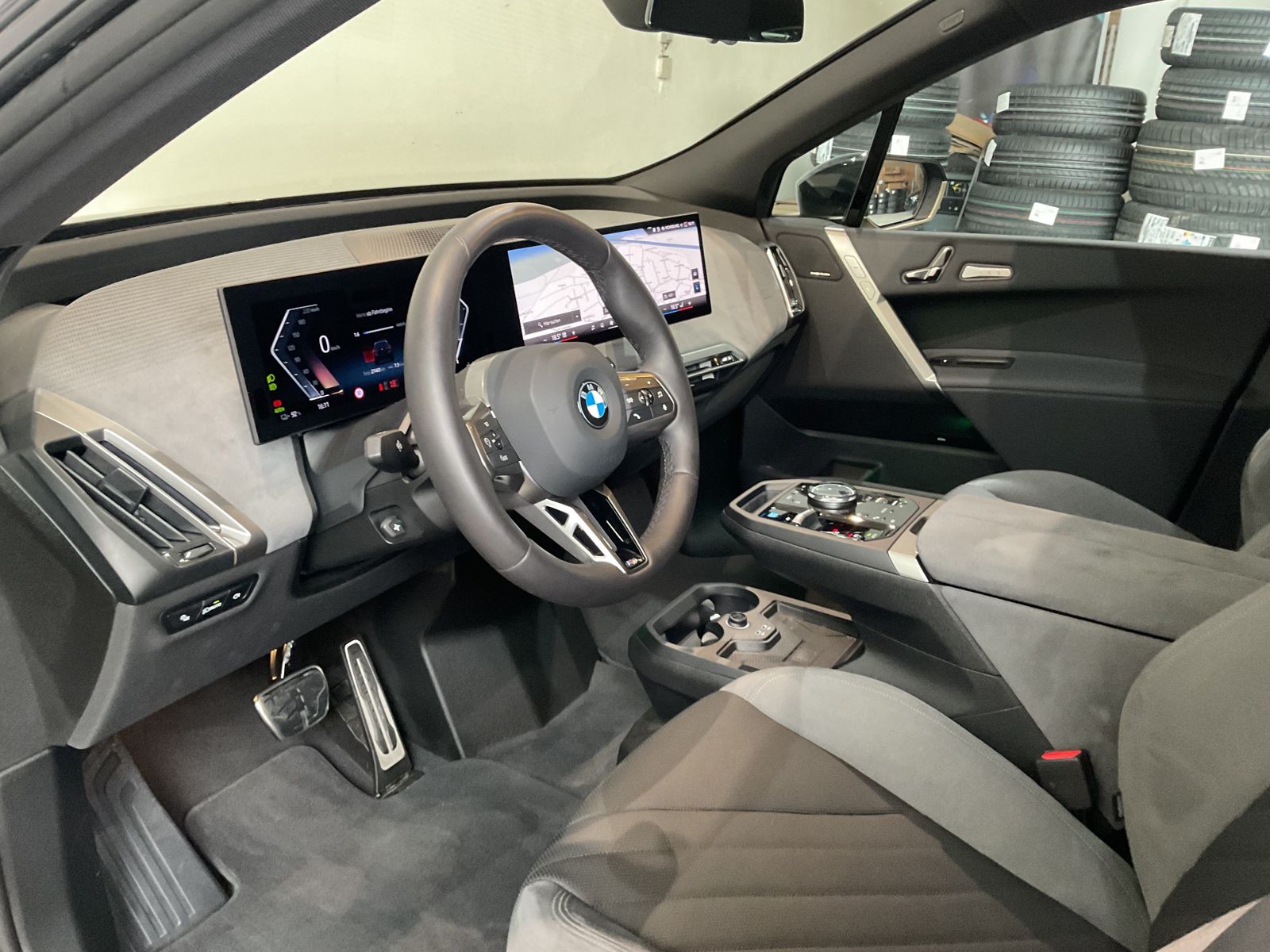 Fahrzeugabbildung BMW iX xDrive60 |Sitzbelüftung |Sky Lounge |M Sportp