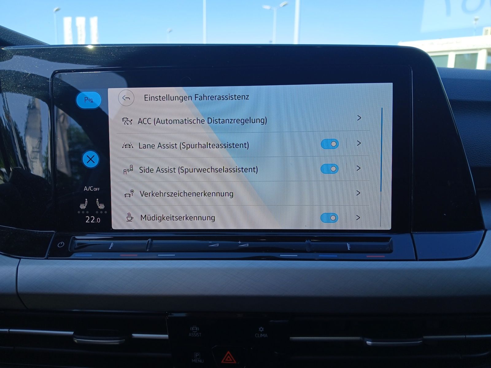 Fahrzeugabbildung Volkswagen Golf VIII Variant TSI Life Matrix AHK Navi AID A