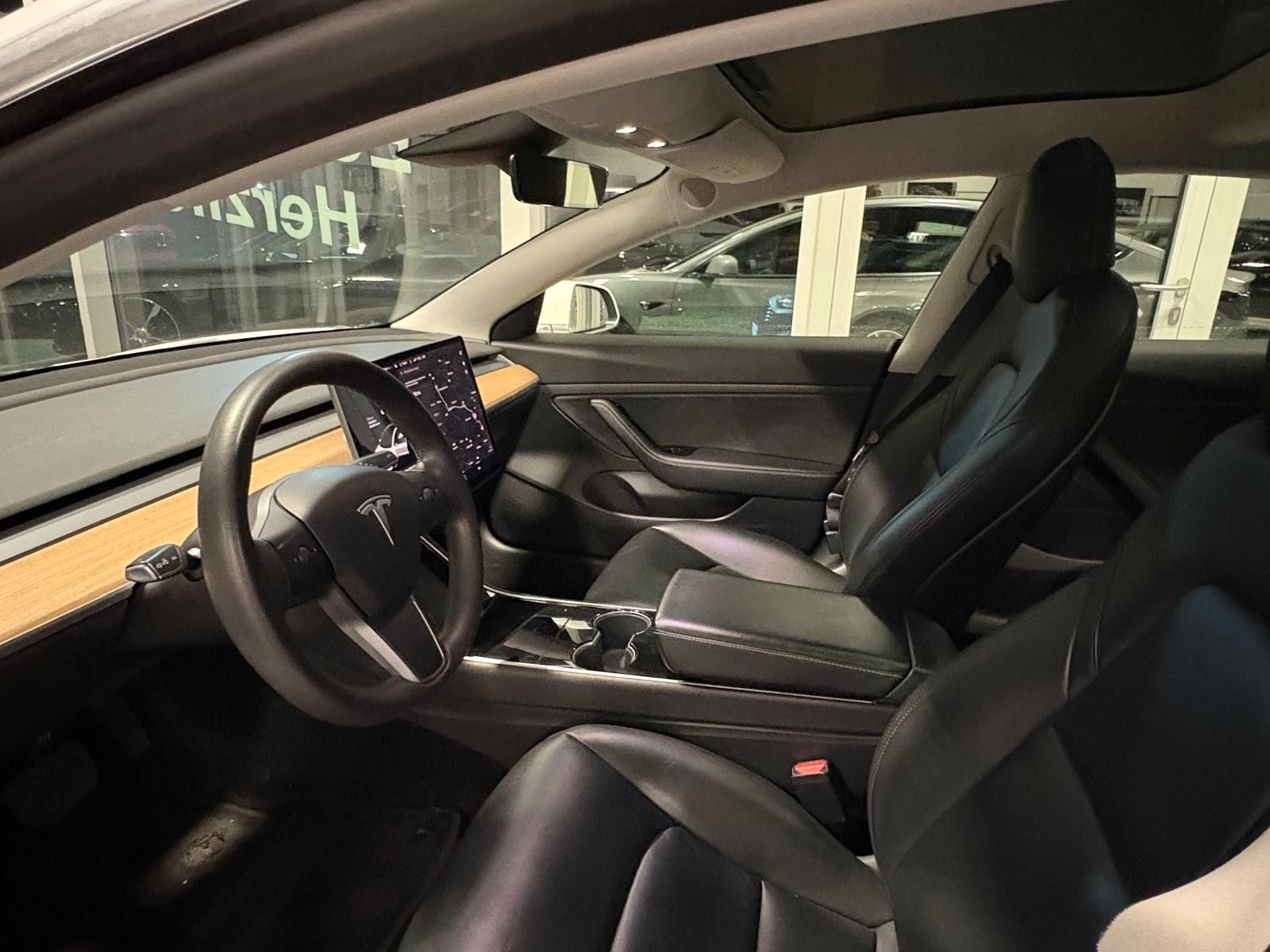 Fahrzeugabbildung Tesla Model 3 Standard Range Plus RWD