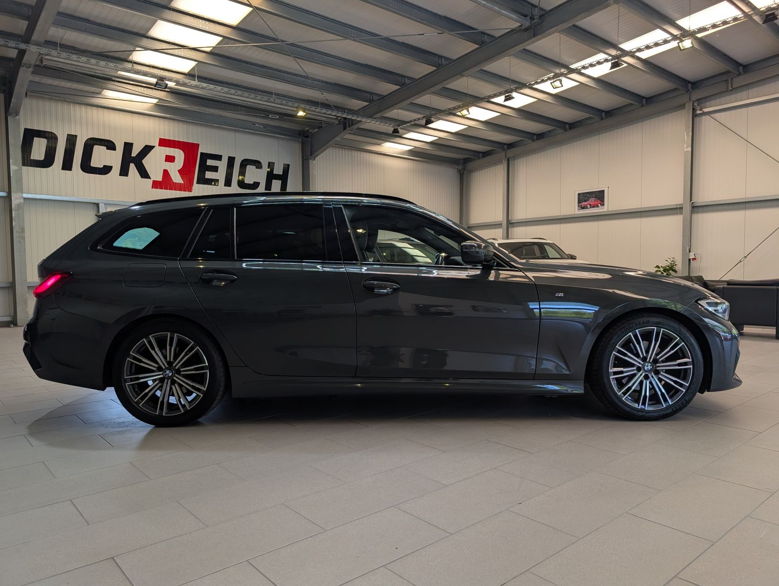 Fahrzeugabbildung BMW 320 i M Sport Navi Shadow*HUD*LED*TEMPO*PANO*AHK