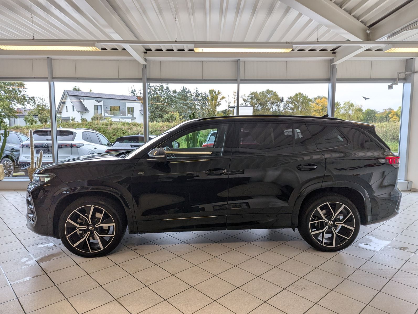 VW Tayron 2.0TDI 4M R-Line Launch Pano Black AHK 20 - Image 4