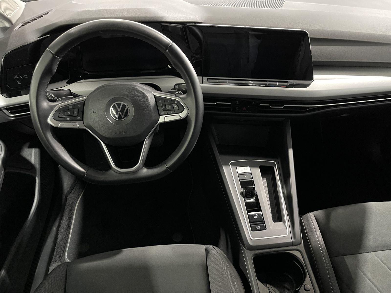 Fahrzeugabbildung Volkswagen Golf Life 2.0 TDI*AHK*LED-Matrix*Cam*ACC*Navi*