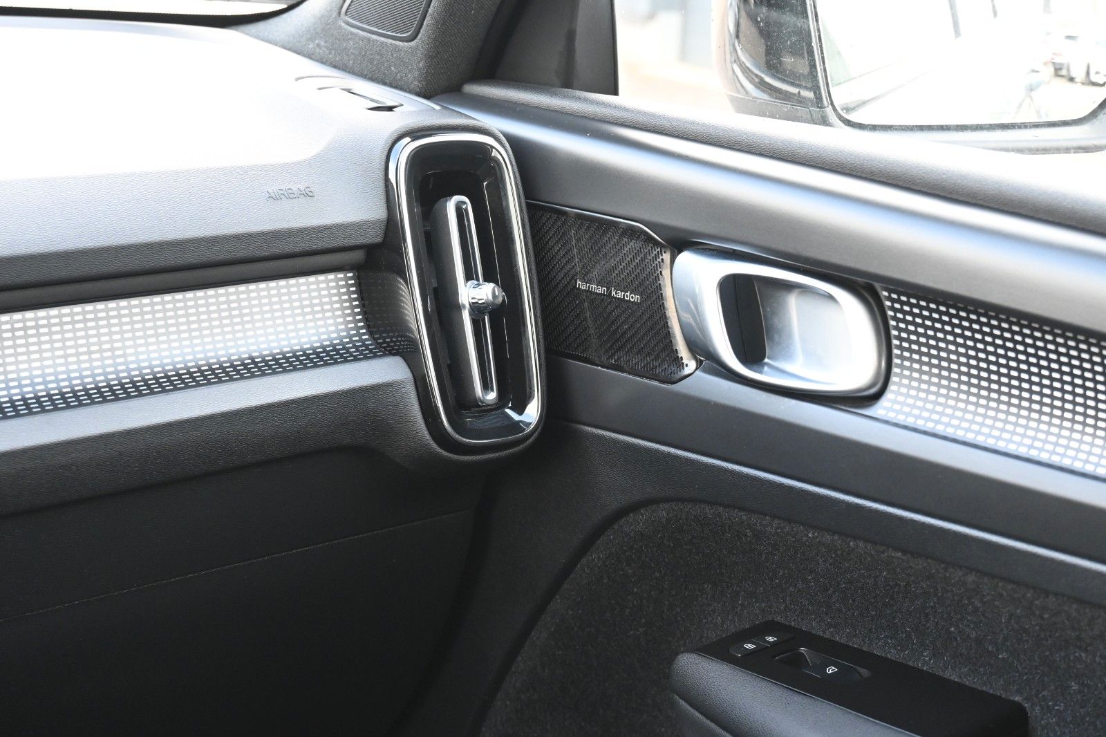 Fahrzeugabbildung Volvo XC40 T3 R-Design Geartronic*LED*H&K*ACC*NAV*CAM