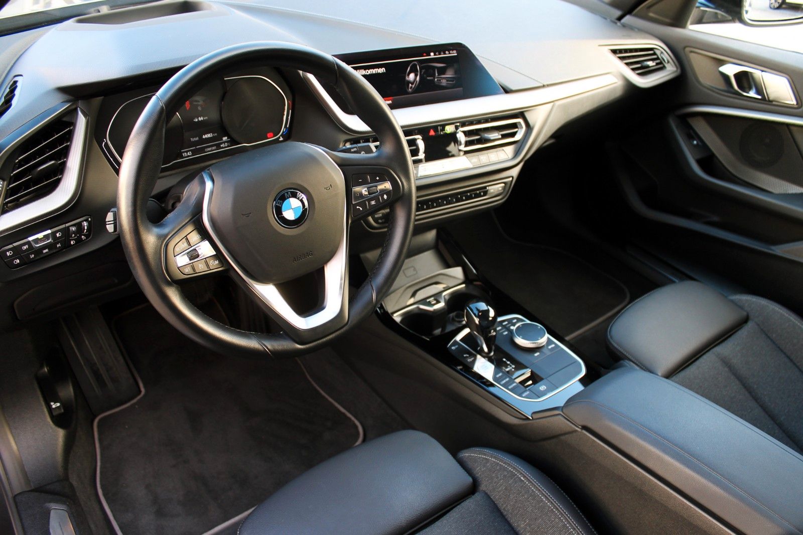 Fahrzeugabbildung BMW 118i Sport Line Steptr. LED Nav Temp HuD PDC KAM