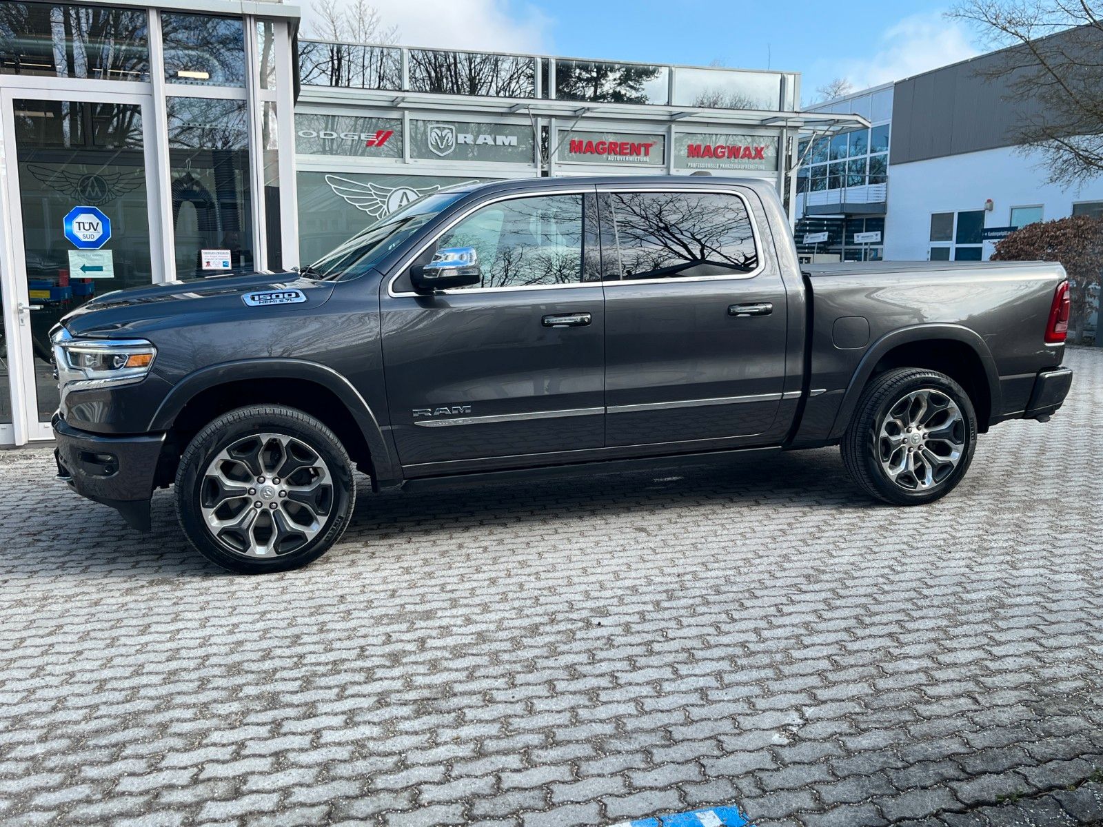 Fahrzeugabbildung Dodge RAM 1500 Limited *AHK*PANO*LPG*360°