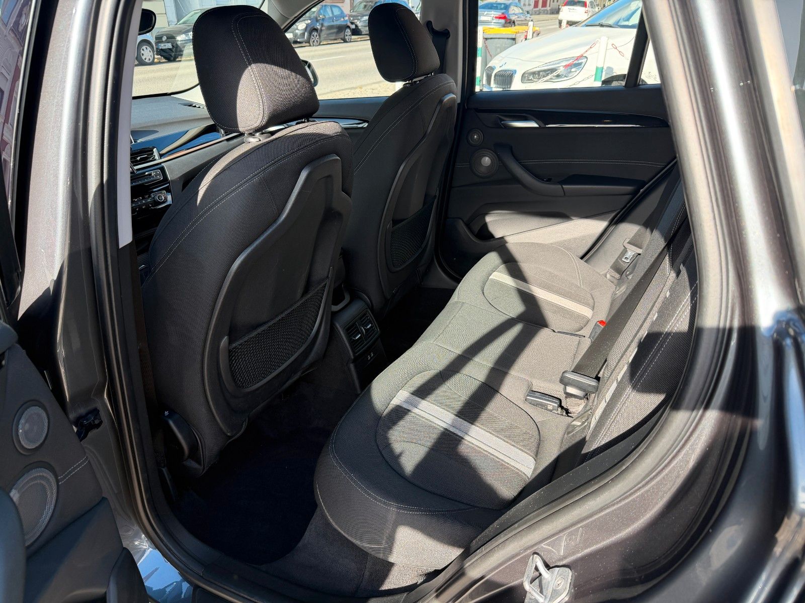 Fahrzeugabbildung BMW X1 xDrive 18 d Sport Line 1-Hand HUD AHK 8-FACH
