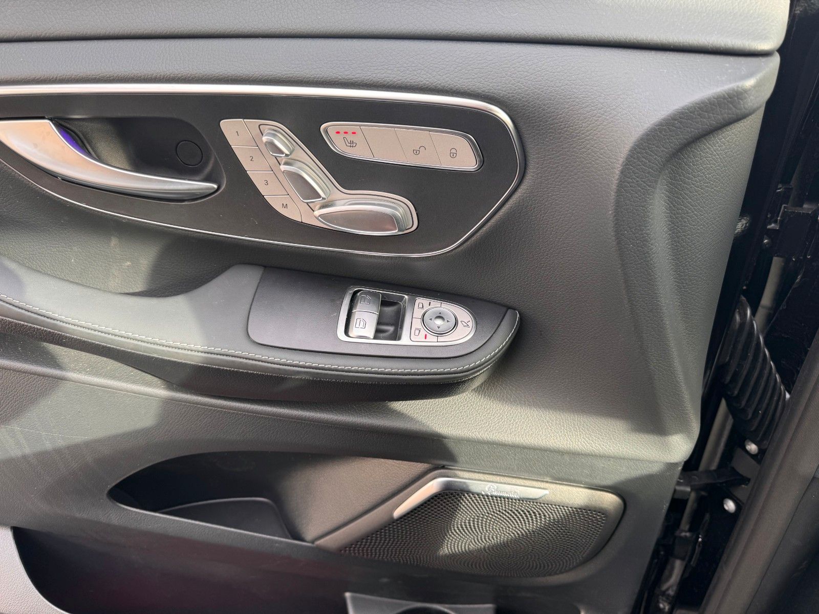 Fahrzeugabbildung Mercedes-Benz V 300 d EXCLUSIVE AIRMATIC AHK2,5 Standheiz