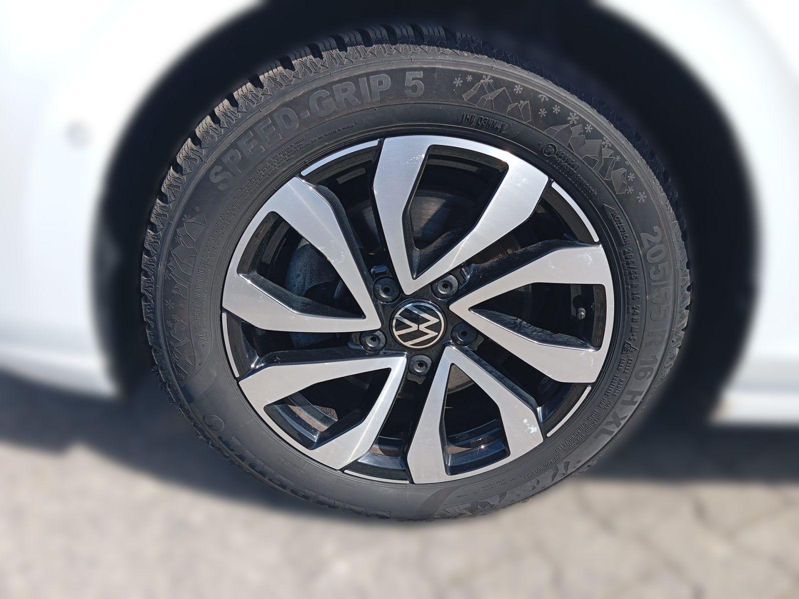Volkswagen Golf VIII 2.0 TDI DSG Active Navi AHK Panoramada